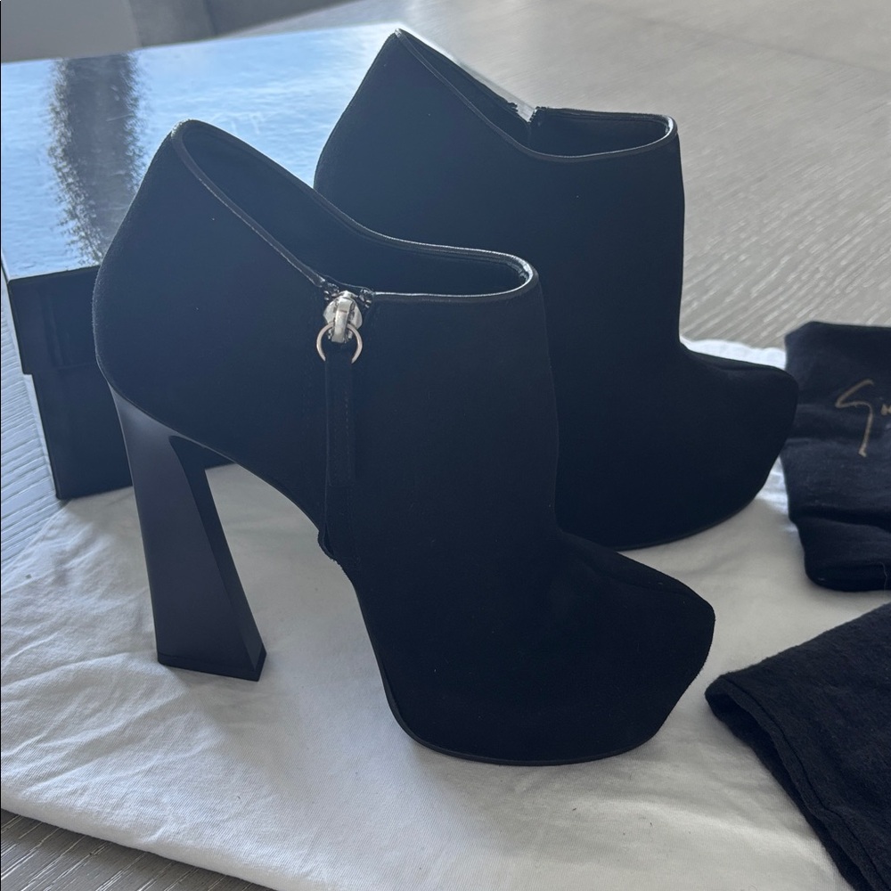 Giuseppe Zanotti Black Closed Heels